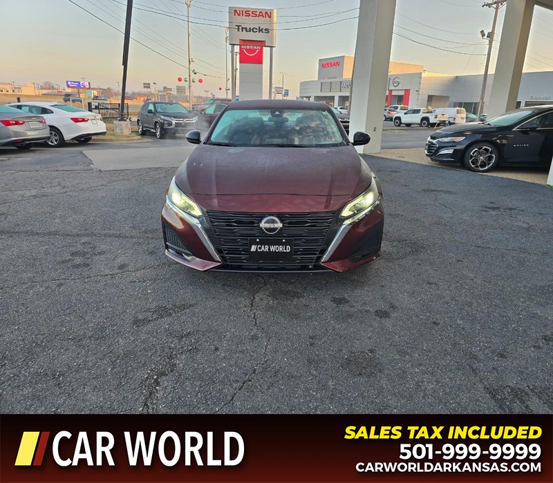 Nissan Altima Vehicle Full-screen Gallery Image 2