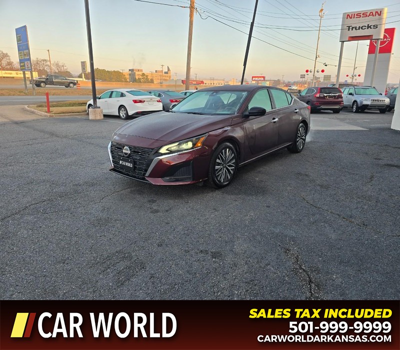 Nissan Altima Vehicle Full-screen Gallery Image 3