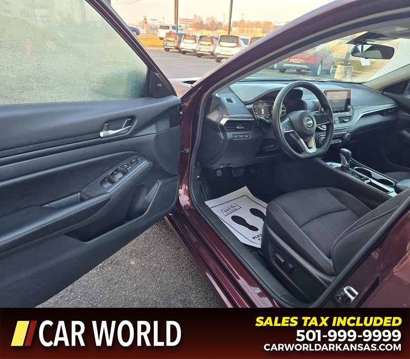 Nissan Altima Vehicle Full-screen Gallery Image 7