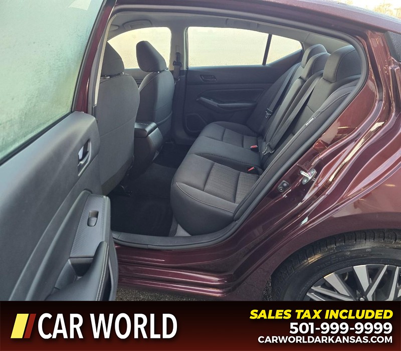 Nissan Altima Vehicle Full-screen Gallery Image 10