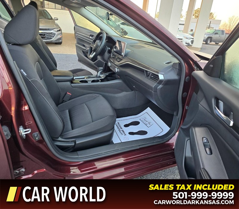 Nissan Altima Vehicle Full-screen Gallery Image 11