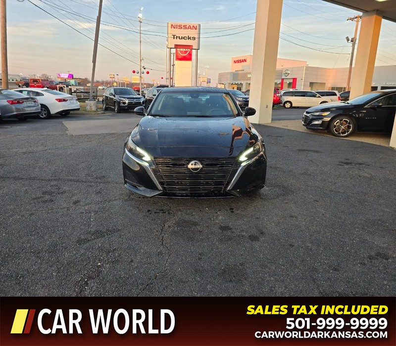 Nissan Altima Vehicle Full-screen Gallery Image 2