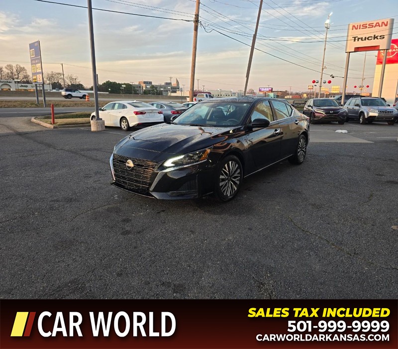 Nissan Altima Vehicle Full-screen Gallery Image 3