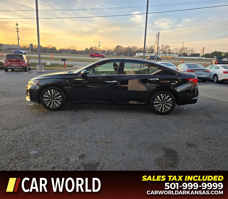 Nissan Altima Vehicle Full-screen Gallery Image 4