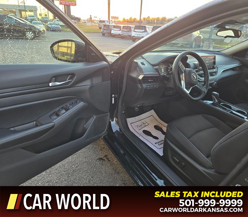 Nissan Altima Vehicle Full-screen Gallery Image 7