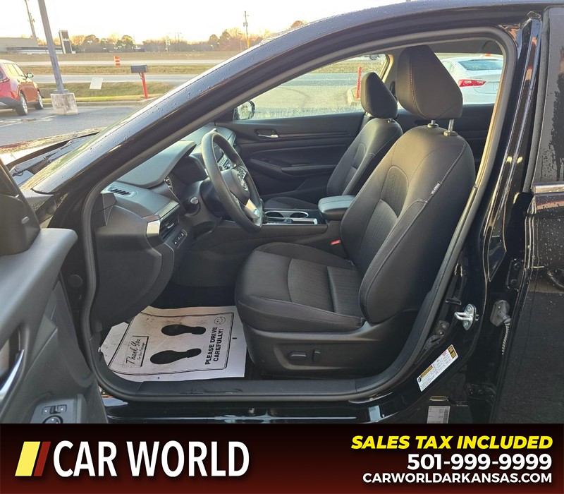 Nissan Altima Vehicle Full-screen Gallery Image 8