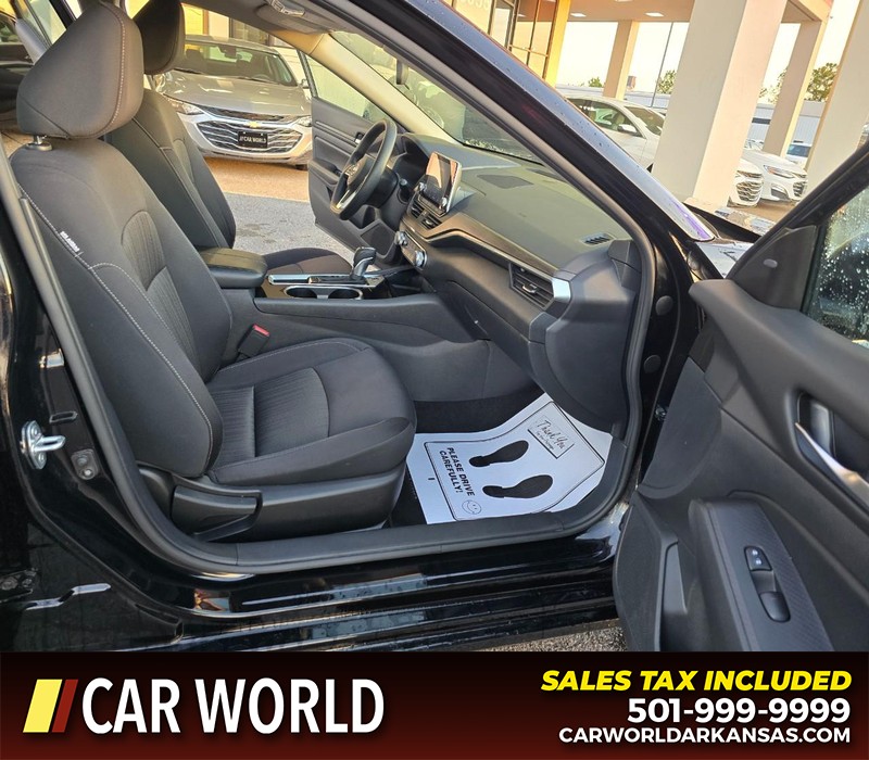 Nissan Altima Vehicle Full-screen Gallery Image 11