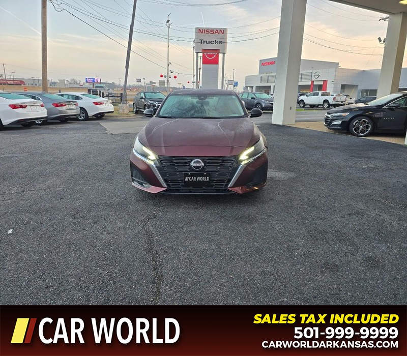 Nissan Altima Vehicle Full-screen Gallery Image 2