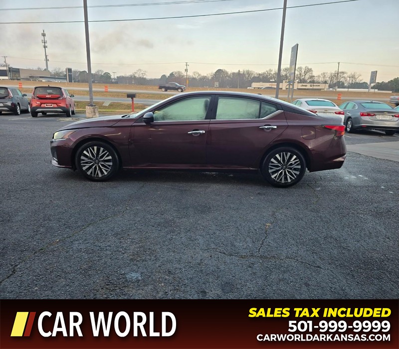 Nissan Altima Vehicle Full-screen Gallery Image 4