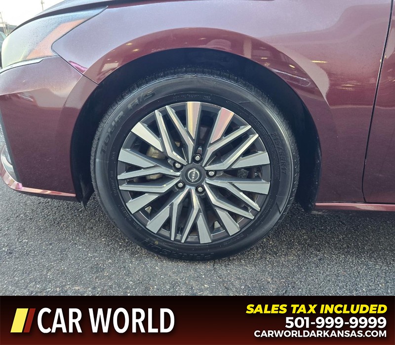 Nissan Altima Vehicle Full-screen Gallery Image 6