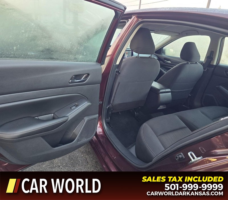 Nissan Altima Vehicle Full-screen Gallery Image 9