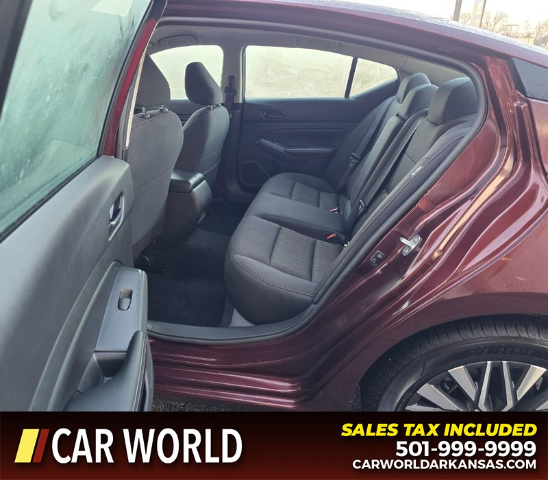 Nissan Altima Vehicle Full-screen Gallery Image 10