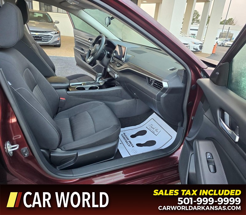 Nissan Altima Vehicle Full-screen Gallery Image 11