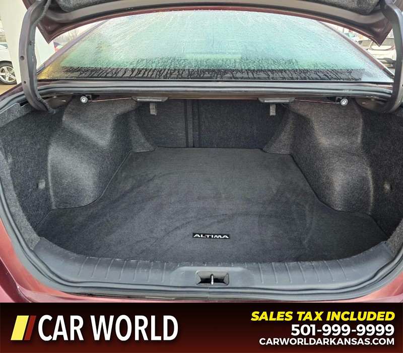 Nissan Altima Vehicle Full-screen Gallery Image 13