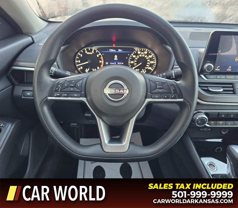 Nissan Altima Vehicle Full-screen Gallery Image 15