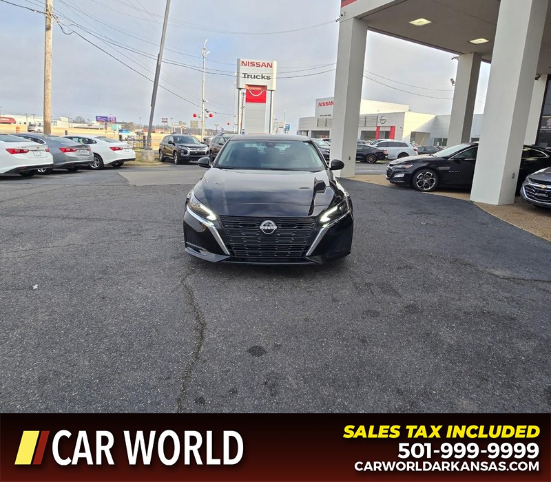 Nissan Altima Vehicle Full-screen Gallery Image 2