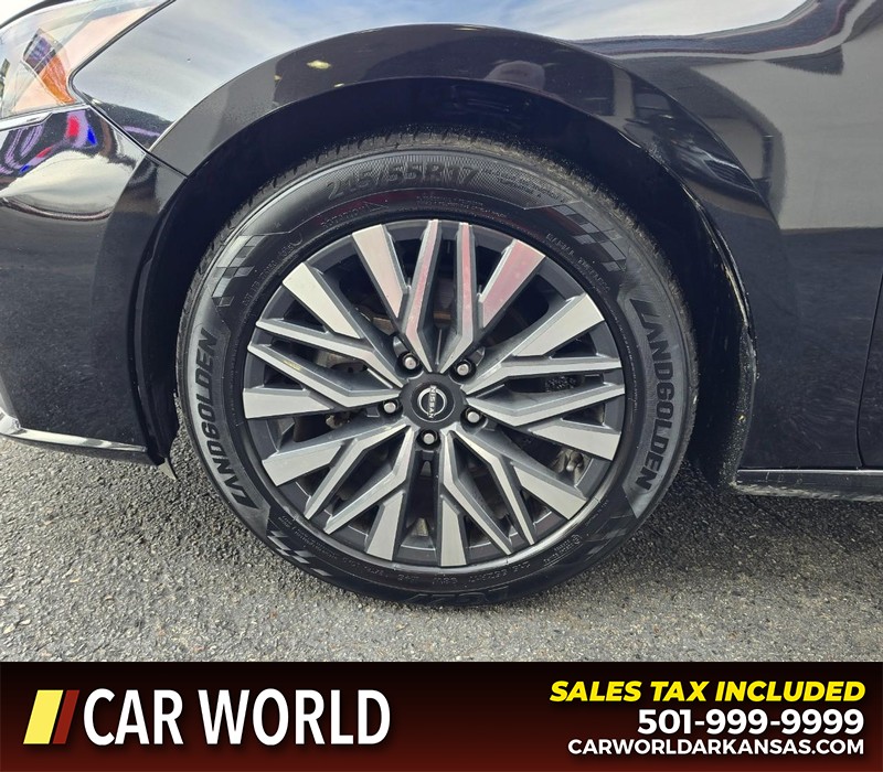 Nissan Altima Vehicle Full-screen Gallery Image 6