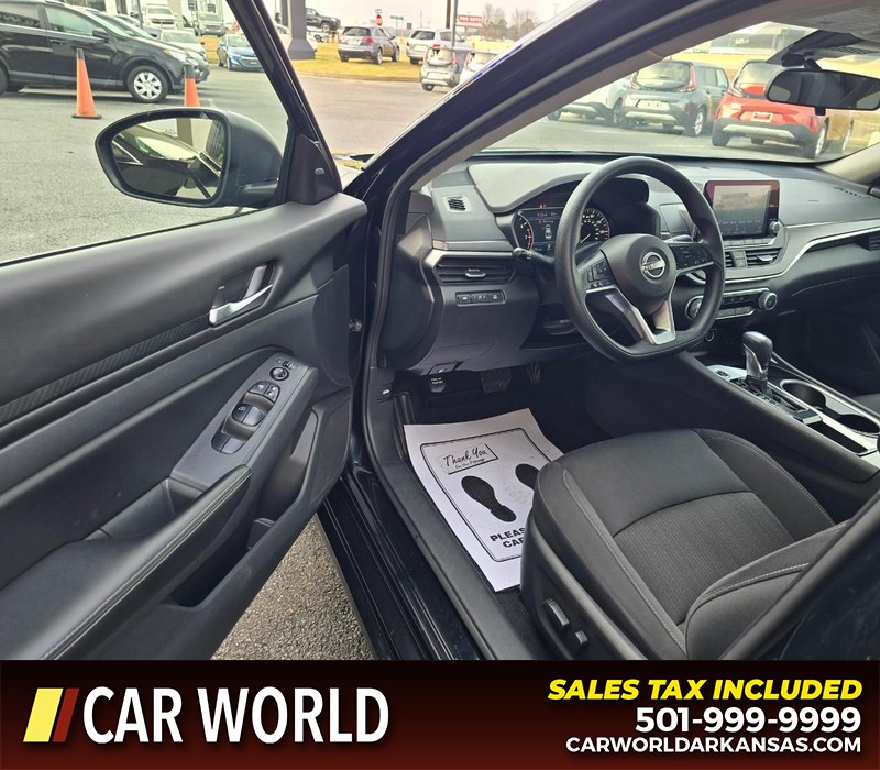 Nissan Altima Vehicle Full-screen Gallery Image 7