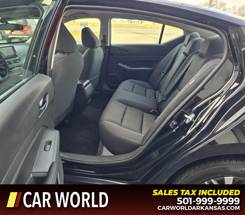 Nissan Altima Vehicle Full-screen Gallery Image 10