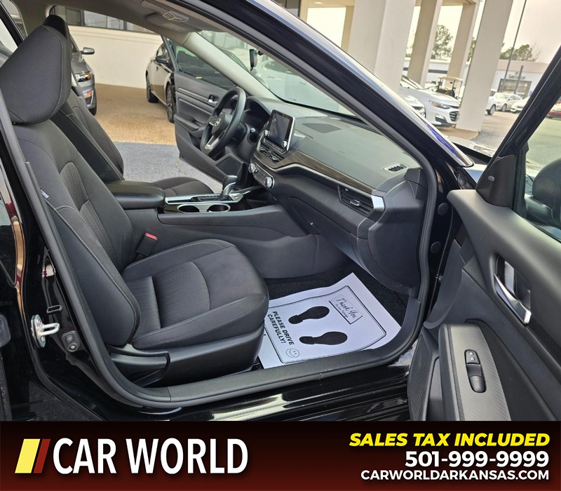 Nissan Altima Vehicle Full-screen Gallery Image 11