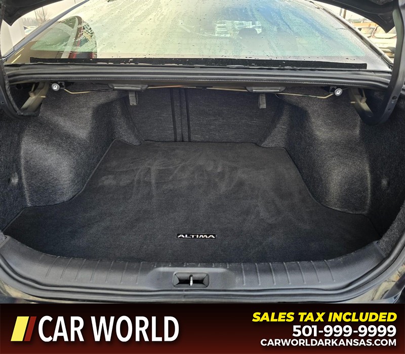 Nissan Altima Vehicle Full-screen Gallery Image 13