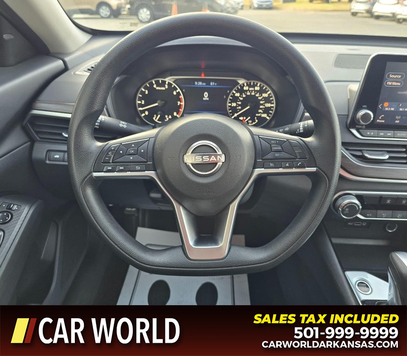 Nissan Altima Vehicle Full-screen Gallery Image 15