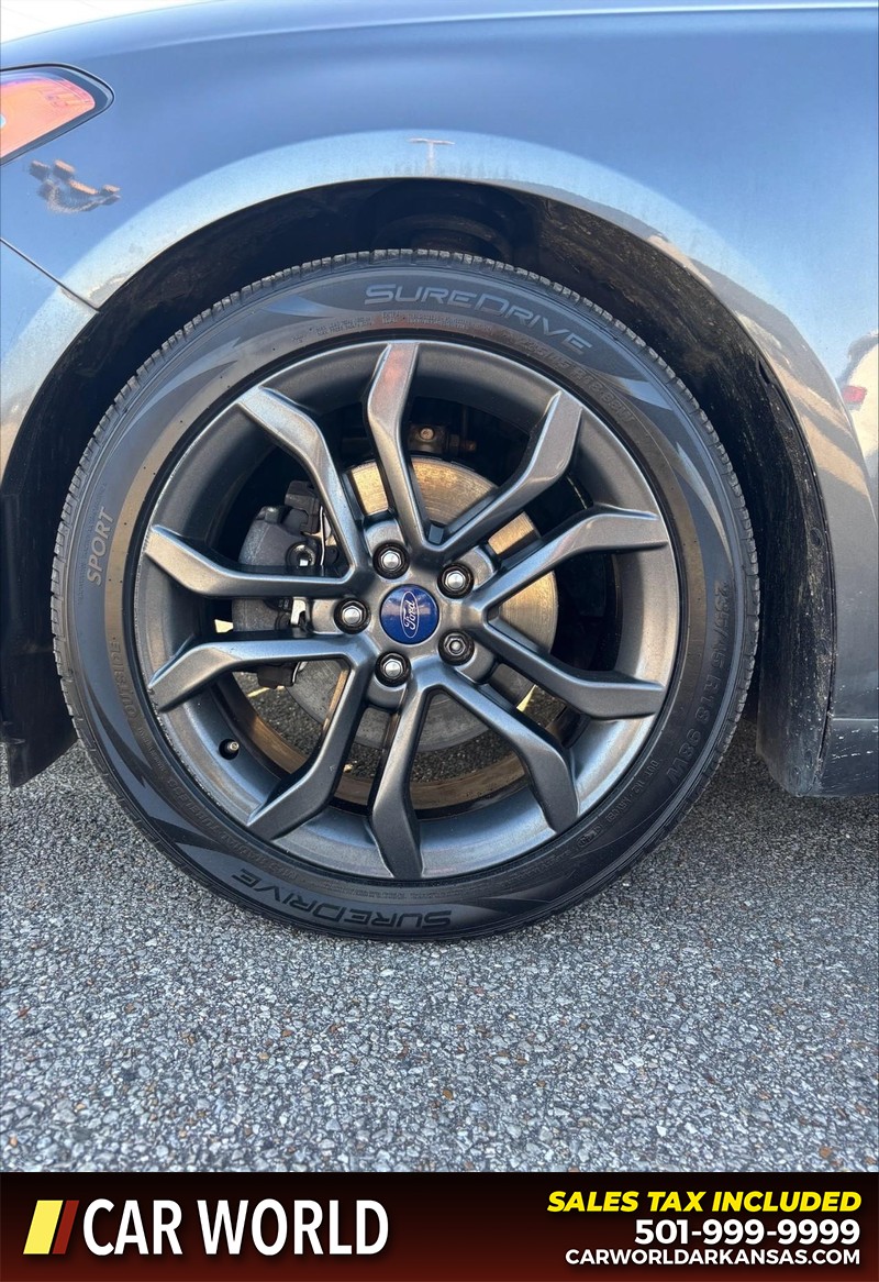 Ford Fusion Vehicle Full-screen Gallery Image 11