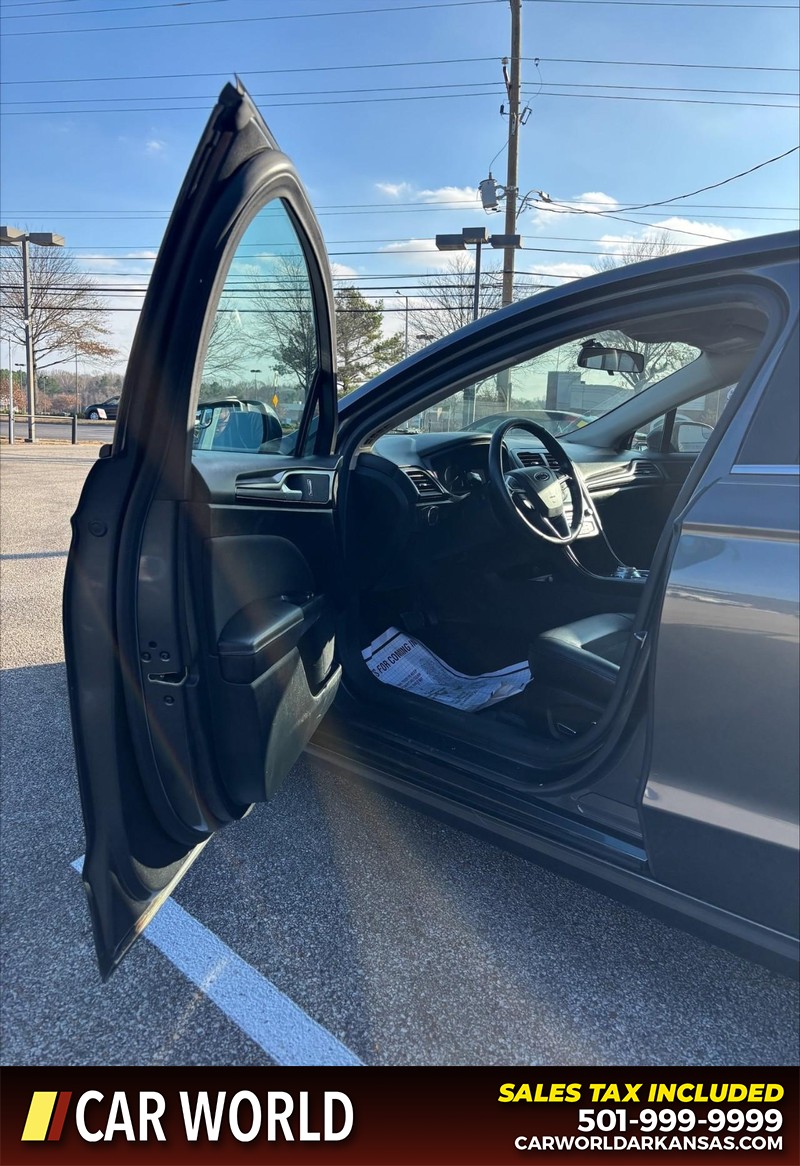 Ford Fusion Vehicle Full-screen Gallery Image 12