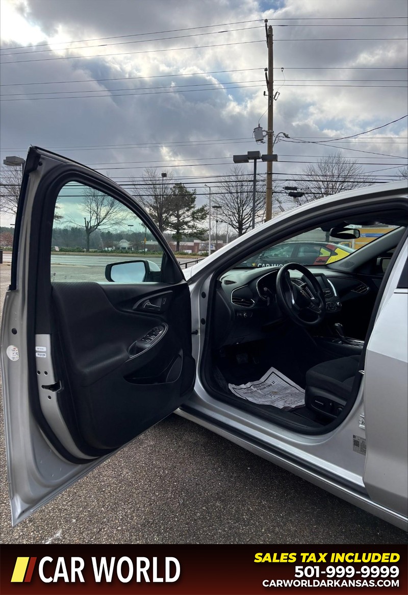 Chevrolet Malibu Vehicle Full-screen Gallery Image 12