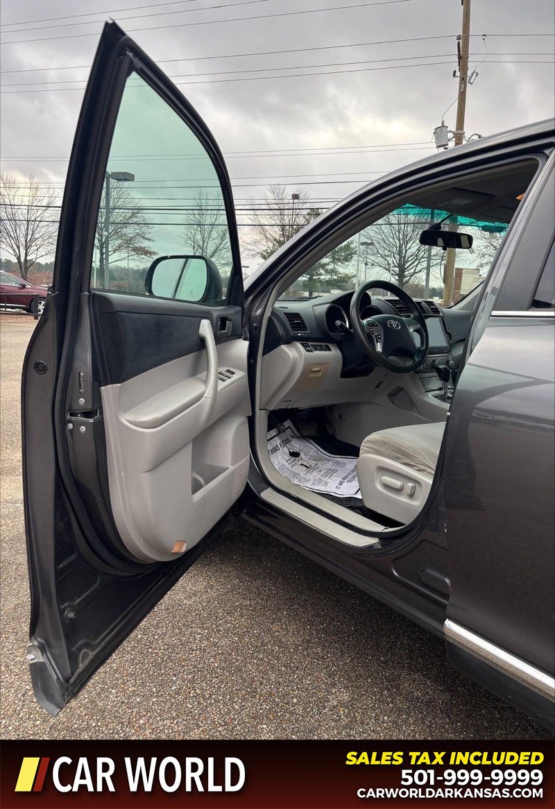 Toyota Highlander Vehicle Full-screen Gallery Image 11