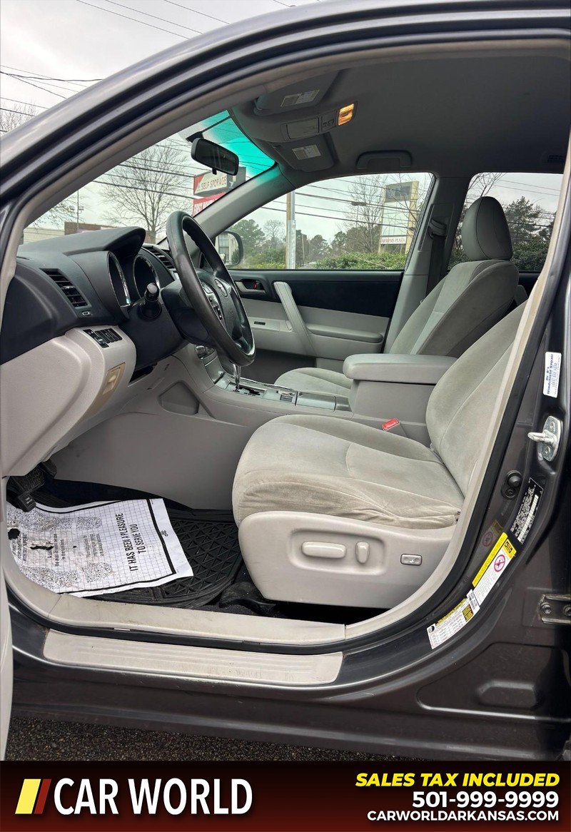 Toyota Highlander Vehicle Full-screen Gallery Image 12