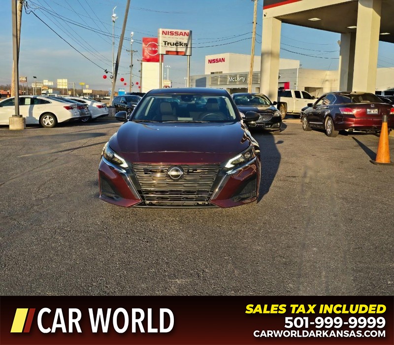 Nissan Altima Vehicle Full-screen Gallery Image 2