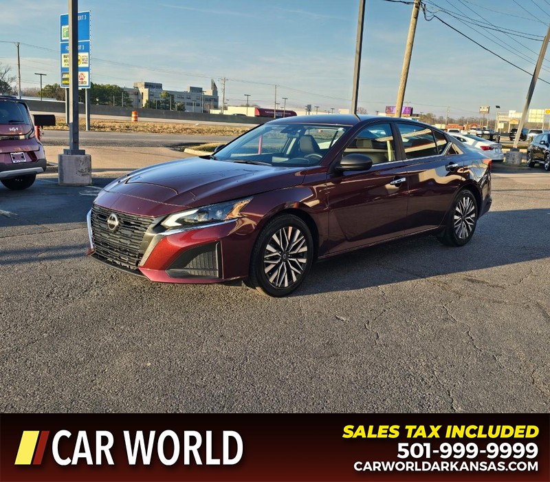 Nissan Altima Vehicle Full-screen Gallery Image 3