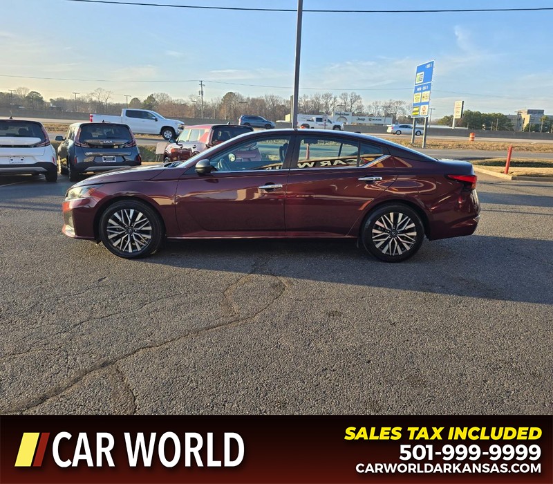 Nissan Altima Vehicle Full-screen Gallery Image 4