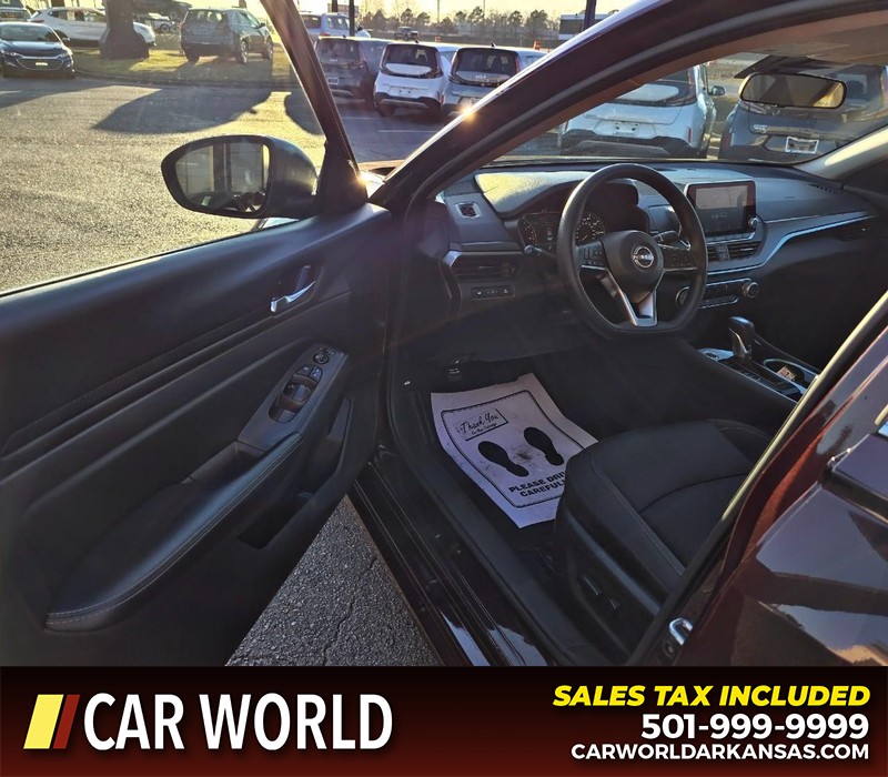 Nissan Altima Vehicle Full-screen Gallery Image 7