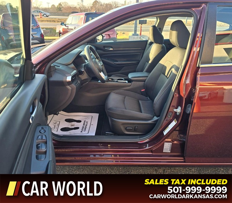 Nissan Altima Vehicle Full-screen Gallery Image 8