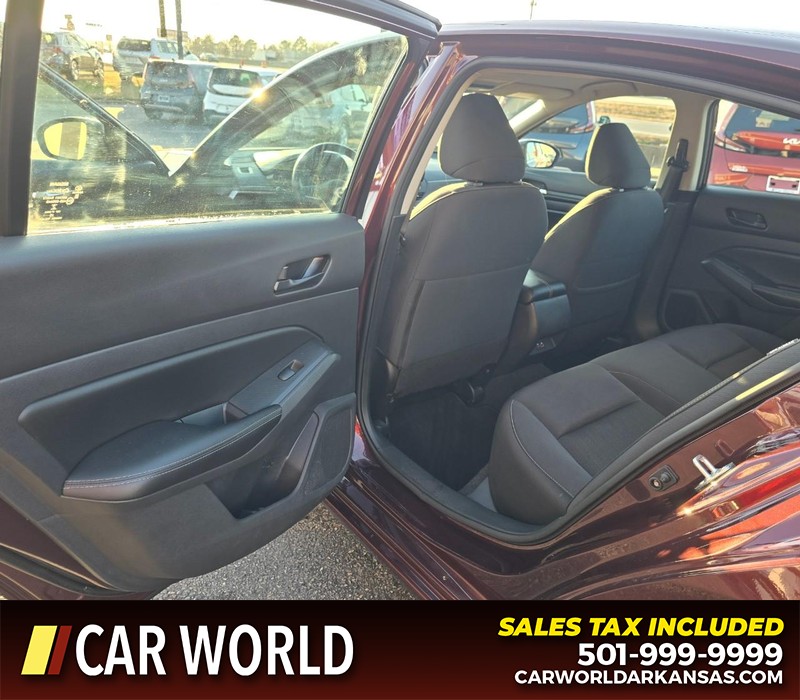 Nissan Altima Vehicle Full-screen Gallery Image 9