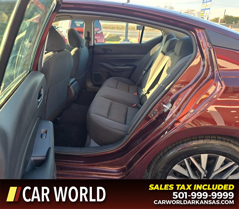 Nissan Altima Vehicle Full-screen Gallery Image 10