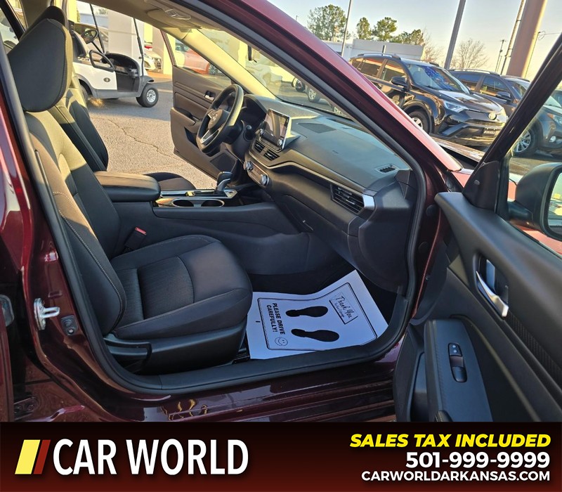 Nissan Altima Vehicle Full-screen Gallery Image 11