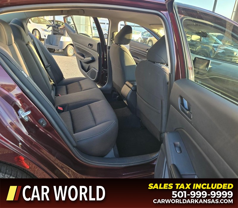 Nissan Altima Vehicle Full-screen Gallery Image 12