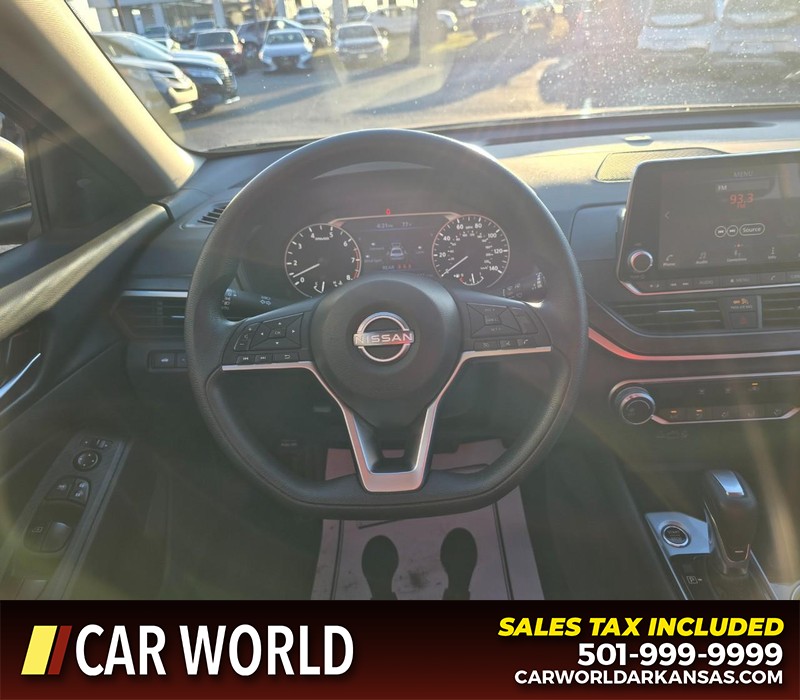 Nissan Altima Vehicle Full-screen Gallery Image 15