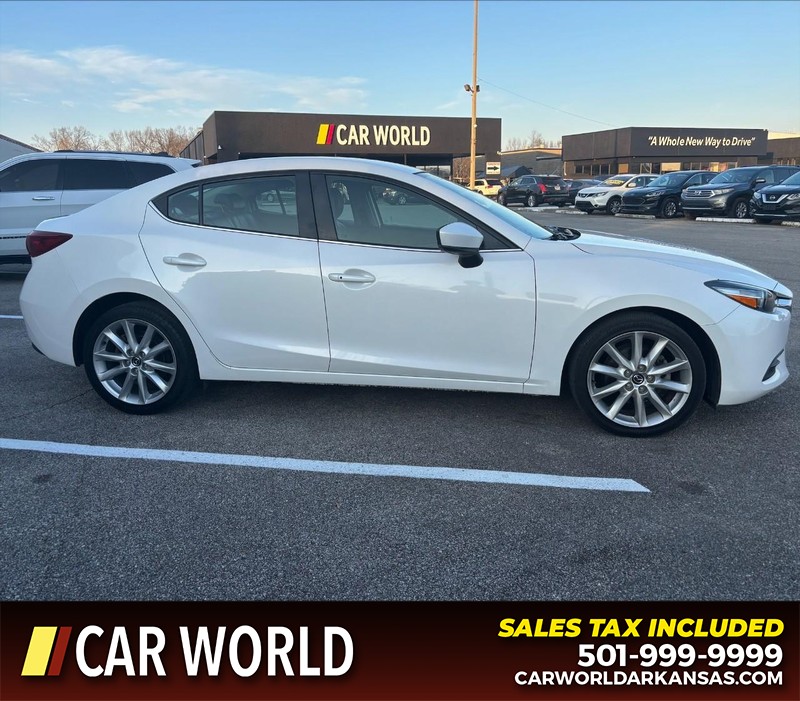 Mazda MAZDA3 4-Door Vehicle Full-screen Gallery Image 2