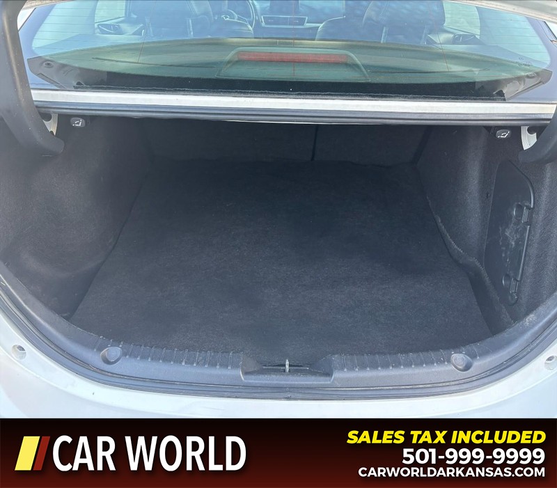 Mazda MAZDA3 4-Door Vehicle Full-screen Gallery Image 6