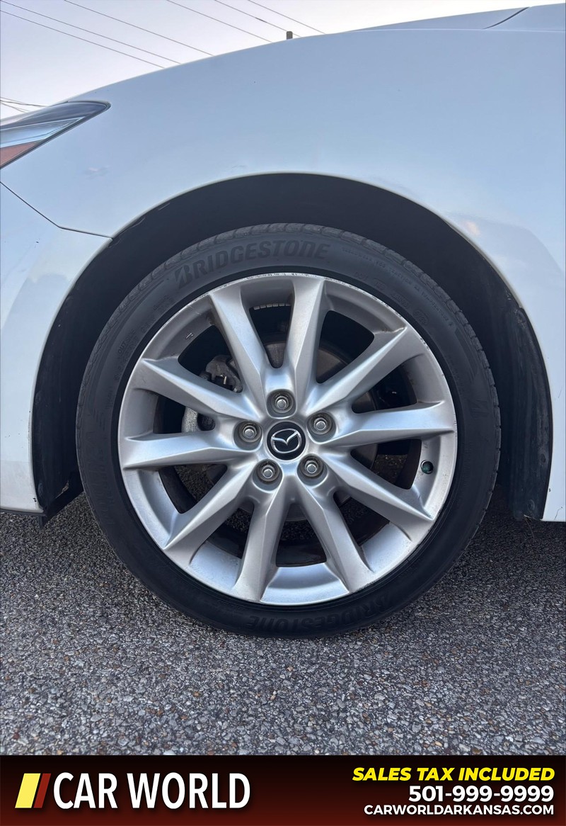 Mazda MAZDA3 4-Door Vehicle Full-screen Gallery Image 11