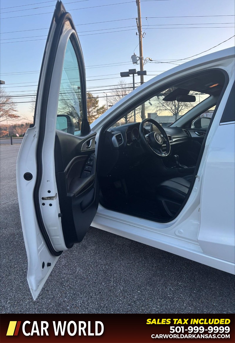 Mazda MAZDA3 4-Door Vehicle Full-screen Gallery Image 12