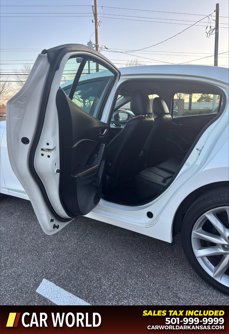 Mazda MAZDA3 4-Door Vehicle Full-screen Gallery Image 14