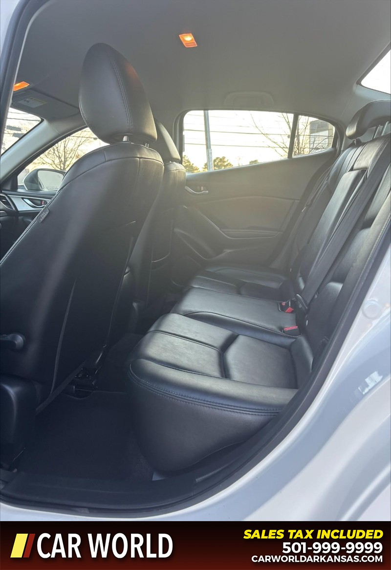 Mazda MAZDA3 4-Door Vehicle Full-screen Gallery Image 15