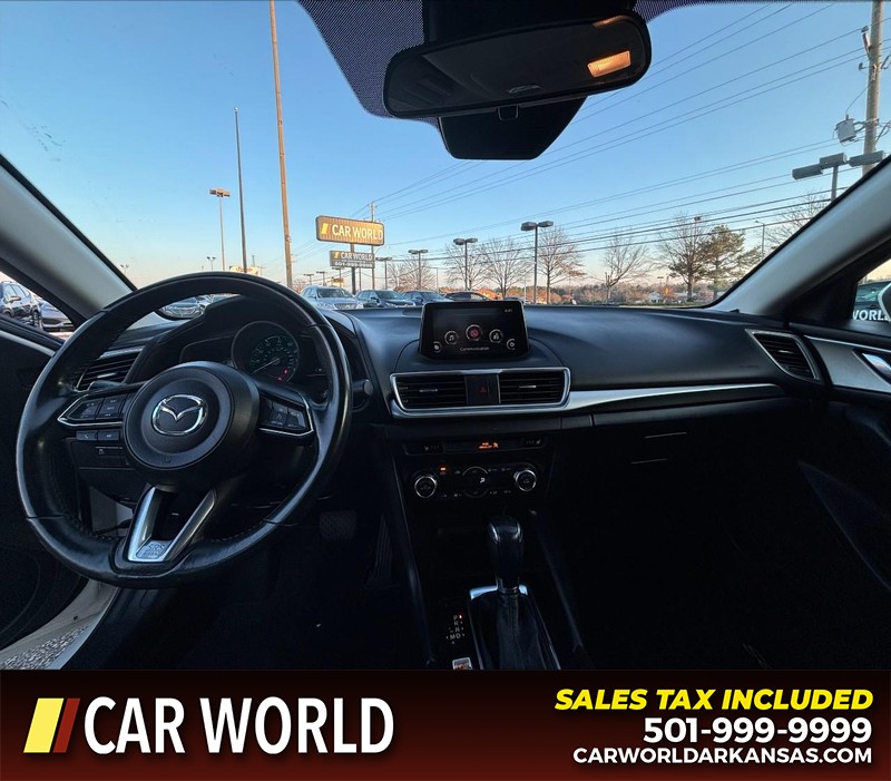 Mazda MAZDA3 4-Door Vehicle Full-screen Gallery Image 16