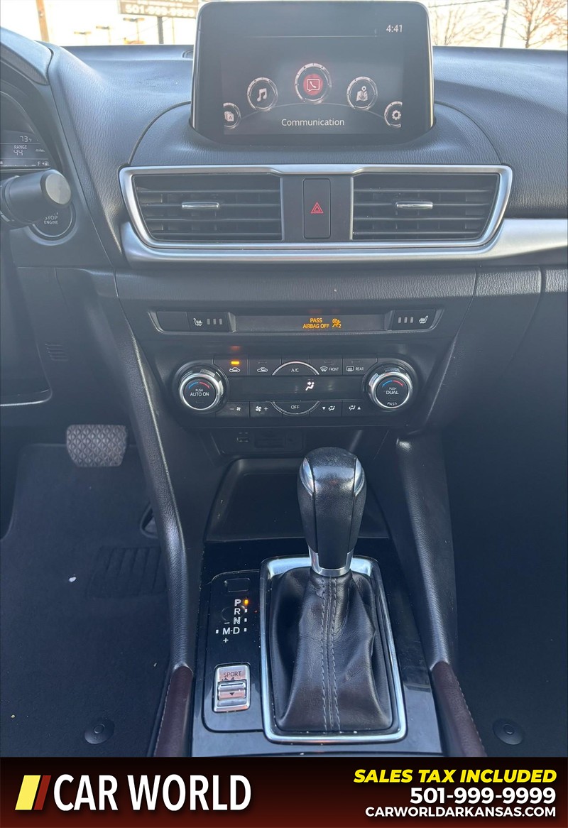 Mazda MAZDA3 4-Door Vehicle Full-screen Gallery Image 17