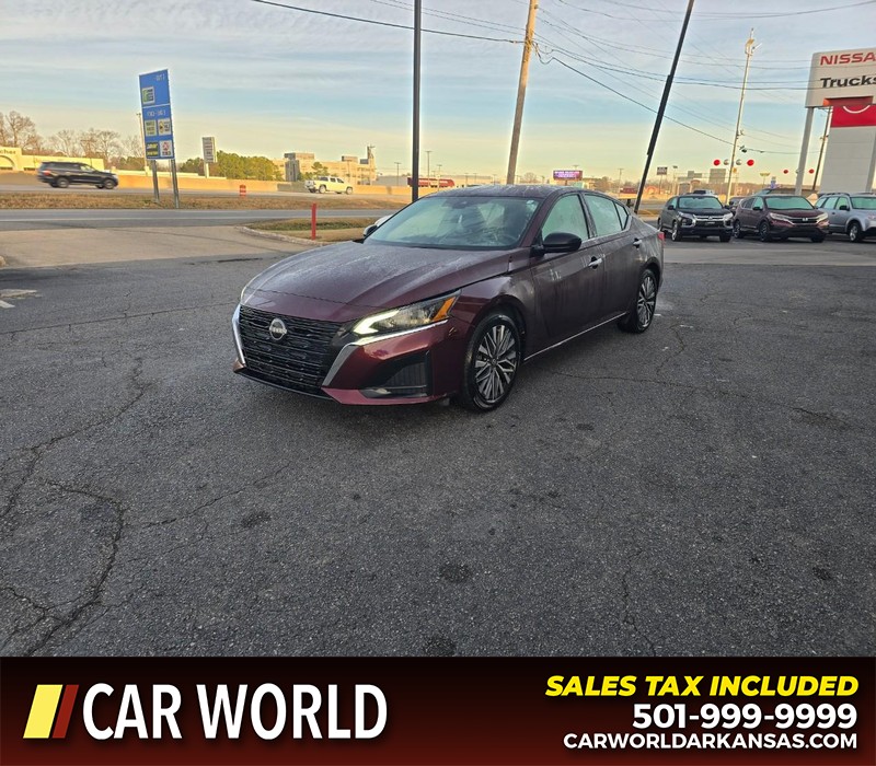 Nissan Altima Vehicle Full-screen Gallery Image 3